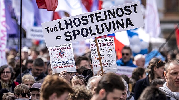 V Praze se koná happening protipotratového Hnutí pro život. Sešlo se několik stovek lidí, ale také protestující, kteří opodál demonstrují. (26. dubna 2025)