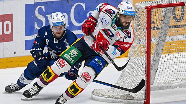 Adam Zbořil stíhá bratra Jakuba při výjezdu zpoza branky. Adam Zbořil stíhá bratra Jakuba při výjezdu zpoza branky.