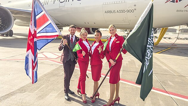 Letecký personál slaví přistání letadla aerolinek Virgin Atlantic v Rijádu v... Letecký personál slaví přistání letadla aerolinek Virgin Atlantic v Rijádu v...