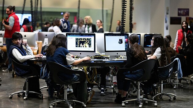 Arménie aspiruje na to stát se technologickou velmocí. V 650 školách fungují IT kroužky pro děti, firmy pomáhají podnikatelům dostat se do Silicon Valley. Program Armath neboli „kořen“ vznikl už v roce 2014 a dnes ho provozuje více než polovina škol v celé zemi. Arménie aspiruje na to stát se technologickou velmocí. V 650 školách fungují IT kroužky pro děti, firmy pomáhají podnikatelům dostat se do Silicon Valley. Program Armath neboli „kořen“ vznikl už v roce 2014 a dnes ho provozuje více než polovina škol v celé zemi.