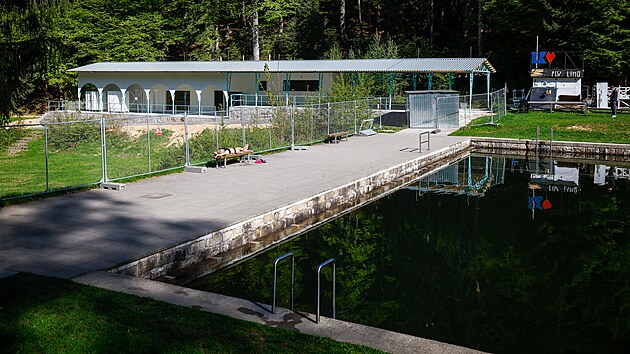 Na Lesním koupališti v Lidových sadech v Liberci přes zimu postavili nové zázemí. (29. dubna 2025)