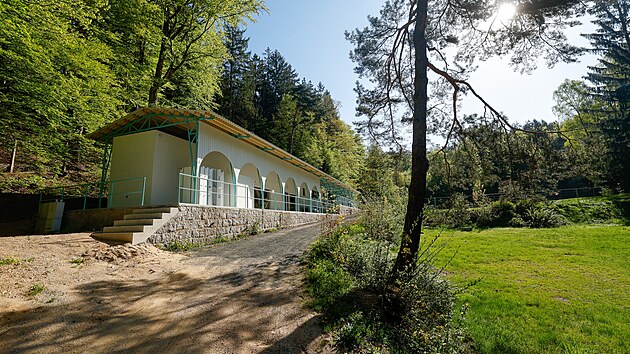 Na Lesním koupališti v Lidových sadech v Liberci přes zimu postavili nové zázemí. (29. dubna 2025)