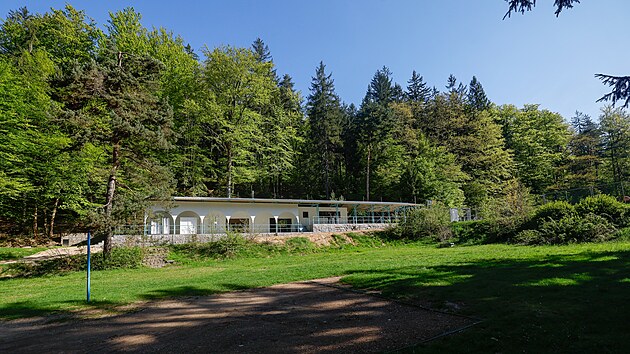 Na Lesním koupališti v Lidových sadech v Liberci přes zimu postavili nové zázemí. (29. dubna 2025)