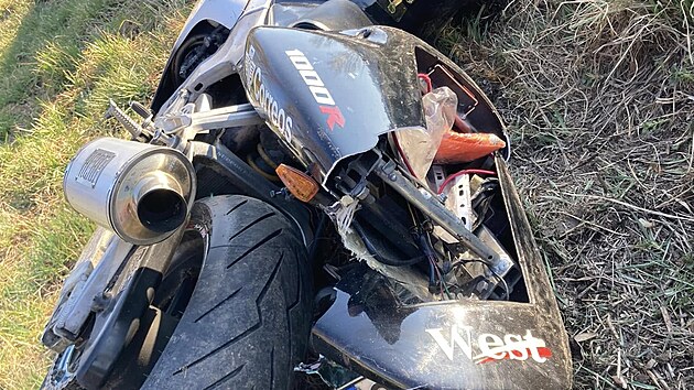 Motorkář skončil po nehodě se Škodou Octavia mimo silnici. Havárii na cestě mezi Fryštákem a Zlínem měla 19. března zavinit šéfka zlínské hygieny Eva Sedláčková. (duben 2025)