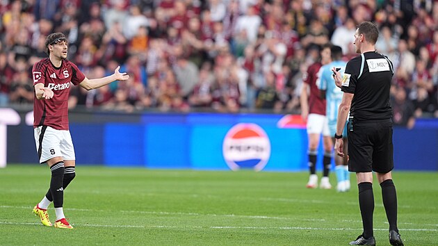 Rozhodčí Ondřej Berka vysvětluje Veljku Birmančevičovi své verdikty v utkání... Rozhodčí Ondřej Berka vysvětluje Veljku Birmančevičovi své verdikty v utkání...