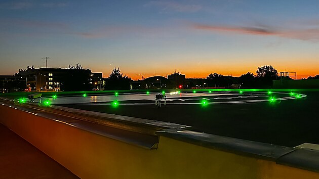Noční osvětlení opraveného hlavního heliportu Fakultní nemocnice Ostrava (25. dubna 2025)