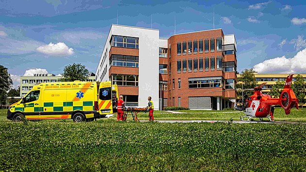 Po dobu rekonstrukce hlavního heliportu využívala Fakultní nemocnice Ostrava záložní v blízkosti Psychiatrického oddělení. (25. dubna 2025)