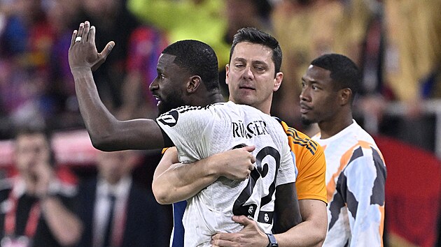 Antonio Rüdiger se ve finále Copa del Rey sápe na rozhodčího. Antonio Rüdiger se ve finále Copa del Rey sápe na rozhodčího.