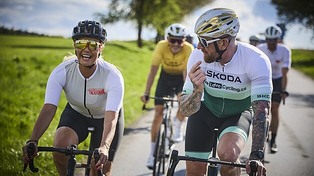 Bradley Wiggins a Taťána Kuchařová si povídají při sociální vyjížďce na části... Bradley Wiggins a Taťána Kuchařová si povídají při sociální vyjížďce na části...