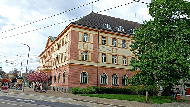 Hlavní budějovická pošta stojí na Senovážném náměstí v centru.