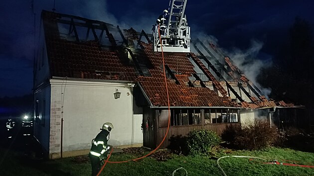 U požáru domu v Hůrce zasahovali profesionální i dobrovolní hasiči.