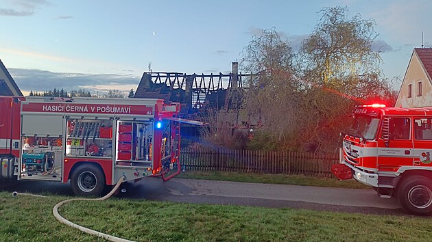U požáru domu v Hůrce zasahovali profesionální i dobrovolní hasiči.