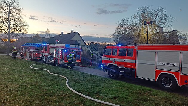 U požáru domu v Hůrce zasahovali profesionální i dobrovolní hasiči.