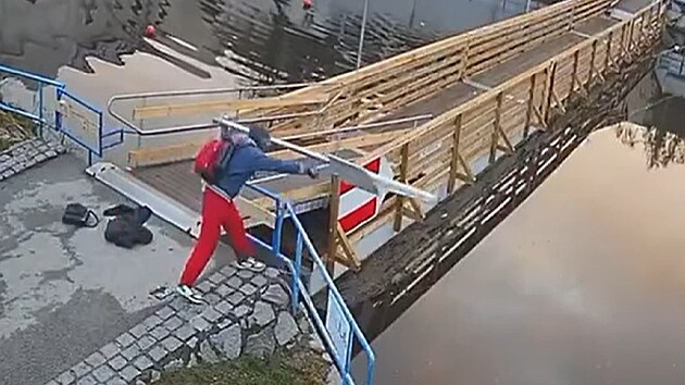 Vandal vyviklal značky u provizorního mostu přes slepé rameno řeky Malše a hodil je do vody. (17. dubna 2025)