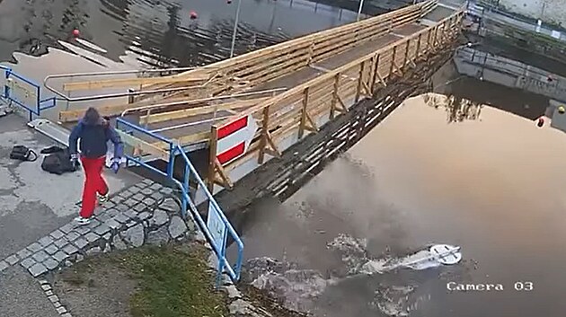 Vandal vyviklal značky u provizorního mostu přes slepé rameno řeky Malše a hodil je do vody. (17. dubna 2025)