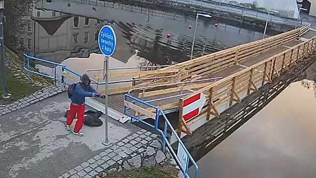 Vandal vyviklal značky u provizorního mostu přes slepé rameno řeky Malše a hodil je do vody. (17. dubna 2025)