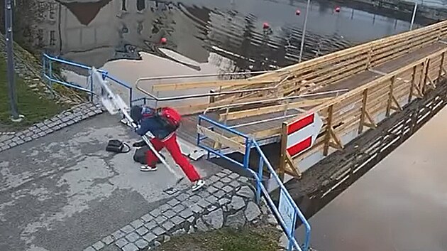 Vandal vyviklal značky u provizorního mostu přes slepé rameno řeky Malše a hodil je do vody. (17. dubna 2025)