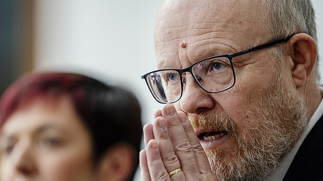Ministr zdravotnictví Vlastimil Válek na tiskové konferenci ve Sněmovně