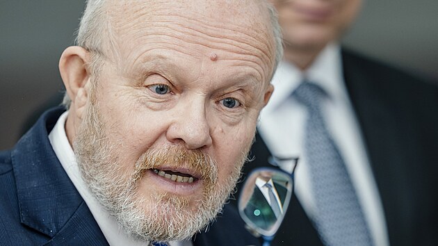 Ministr zdravotnictví Vlastmil Válek z TOP 09 na tiskové konferenci.k novele zákona o veřejném zdravotním pojištění