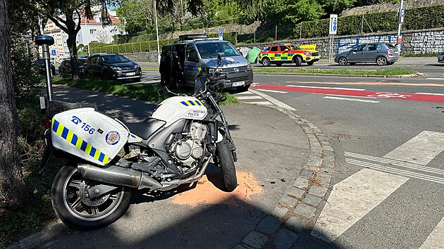 V Jeremenkově ulici se střetl strážník městské policie jedoucí na motorce s osobním vozidlem. (20. dubna 2025)