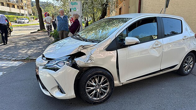 V Jeremenkově ulici se střetl strážník městské policie jedoucí na motorce s osobním vozidlem. (20. dubna 2025)
