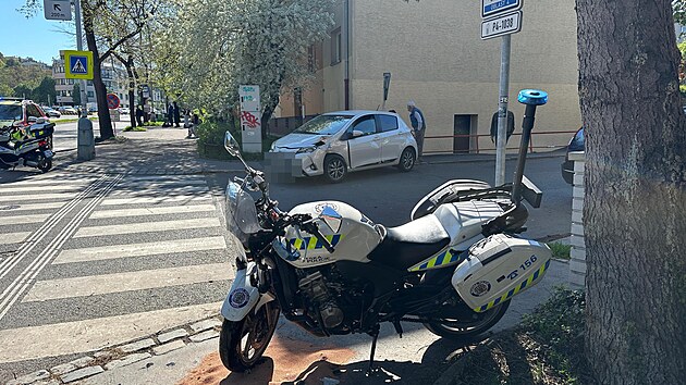 V Jeremenkově ulici se střetl strážník městské policie jedoucí na motorce s osobním vozidlem. (20. dubna 2025)