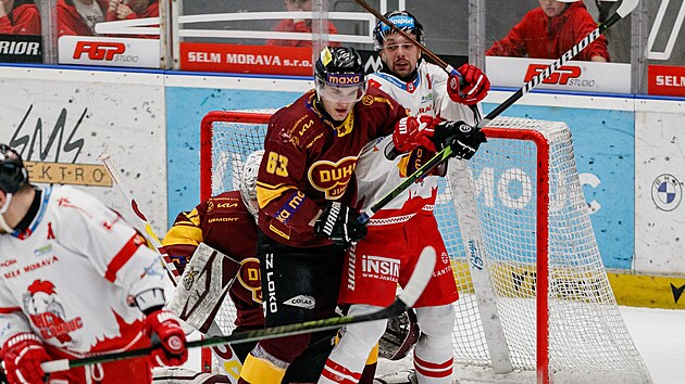 Lukáš Nahodil z Olomouce (vpravo) a Matěj Vovsík z Jihlavy v souboji během čtvrtého utkání baráže o extraligu