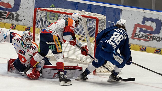 Američan Peter Mueller (vpravo) z Komety překonává pardubického gólmana Romana... Američan Peter Mueller (vpravo) z Komety překonává pardubického gólmana Romana...