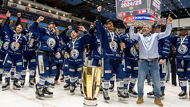 Hokejisté Komety se radují z extraligového titulu, který získali proti... Hokejisté Komety se radují z extraligového titulu, který získali proti...