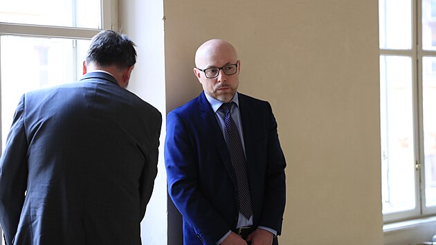 Místostarosta Skřinářova na Žďársku a bývalý advokát Vítězslav Musil (vpravo) u Krajského soudu v Brně.