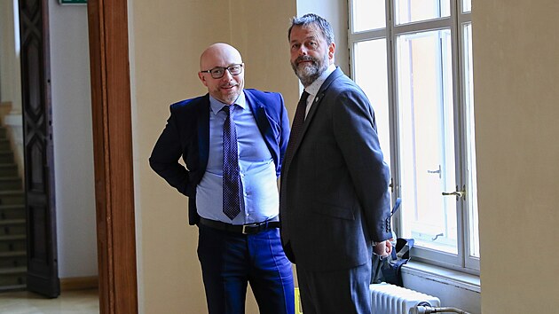 Místostarosta Skřinářova na Žďársku a bývalý advokát Vítězslav Musil (vlevo) u Krajského soudu v Brně.