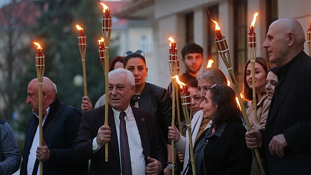 Účastníci piety vyšli od kina Dukla, odkud přešli v zástupu k arménskému kameni před kostelíkem sv. Ducha. Tam zapálili svíčky, jejichž část na zemi pod pomníkem sestavili do podoby letopočtu 1915, kdy došlo k první turecké genocidě Arménů.