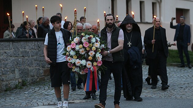 Účastníci piety vyšli od kina Dukla, odkud přešli v zástupu k arménskému kameni před kostelíkem sv. Ducha. Tam zapálili svíčky, jejichž část na zemi pod pomníkem sestavili do podoby letopočtu 1915, kdy došlo k první turecké genocidě Arménů.