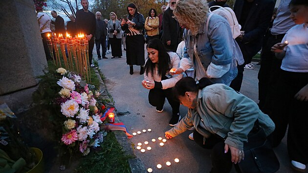 Účastníci piety vyšli od kina Dukla, odkud přešli v zástupu k arménskému kameni před kostelíkem sv. Ducha. Tam zapálili svíčky, jejichž část na zemi pod pomníkem sestavili do podoby letopočtu 1915, kdy došlo k první turecké genocidě Arménů.