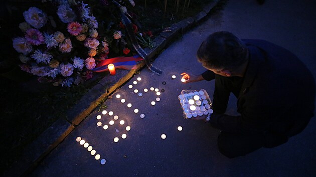 Účastníci piety vyšli od kina Dukla, odkud přešli v zástupu k arménskému kameni před kostelíkem sv. Ducha. Tam zapálili svíčky, jejichž část na zemi pod pomníkem sestavili do podoby letopočtu 1915, kdy došlo k první turecké genocidě Arménů.