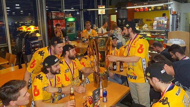 Fanouškovské fotografie ze zlaté sezony hokejového Litvínova 2014/15. Z archivu Barbory Voříškové. Hráči na benzinové stanici U devíti křížů, kde se potkaly autobusy fanoušků a hráčů.