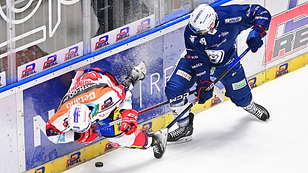 Souboj o kotouč v pátém finále extraligy mezi Pardubicemi a Kometou Brno. Souboj o kotouč v pátém finále extraligy mezi Pardubicemi a Kometou Brno.