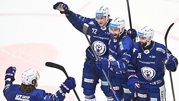 Hokejisté Komety Brno slaví další gól v pátém finále s Pardubicemi. Hokejisté Komety Brno slaví další gól v pátém finále s Pardubicemi.