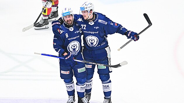 Kapitán brněnské Komety Jakub Flek (vlevo) slaví gól v pátém finále s... Kapitán brněnské Komety Jakub Flek (vlevo) slaví gól v pátém finále s...
