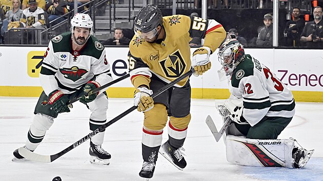 Keegan Kolesar (55) z Vegas Golden Knights před bránou Minnesota Wild mezi obráncem Jakem Middletonem (5) a brankářem Filipem Gustavssonem.