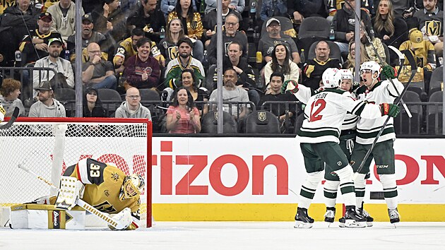 Hokejisté Minnesota Wild slaví gól proti Vegas Golden Knights, pokořeným je Adin Hill.