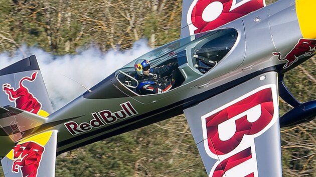 Martin Šonka, legenda mezi akrobatickými piloty, ani letos nechyběl na Dnu ve... Martin Šonka, legenda mezi akrobatickými piloty, ani letos nechyběl na Dnu ve...