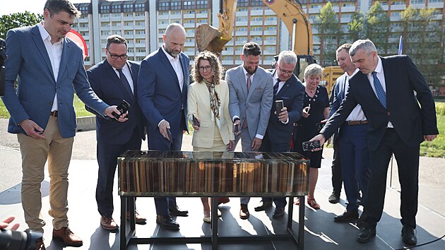 Ne klasickými kladívky, ale prostřednictvím mobilní aplikace v telefonech „poklepali“ základní kámen Černé kostky představitelé Moravskoslezského kraje i Ostravy. V novostavbě vznikne centrum digitalizace, vědy a inovací. Projekt vyjde na 2,6 miliardy korun a hotov má být přespříští rok.