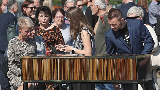 „Základní kámen“ z knih Moravskoslezské vědecké knihovny zalitých do pryskyřice se stal při zahájení stavby Černé kostky velkou atrakcí.