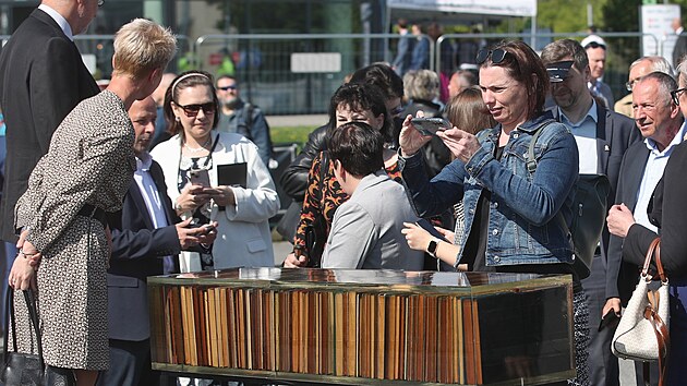 „Základní kámen“ z knih Moravskoslezské vědecké knihovny zalitých do pryskyřice se stal při zahájení stavby Černé kostky velkou atrakcí.