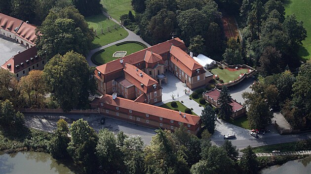 Letecký pohled na zámecký areál ve Štiříně. Letecký pohled na zámecký areál ve Štiříně.