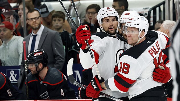Brian Dumoulin a Ondřej Palát se radují z branky.