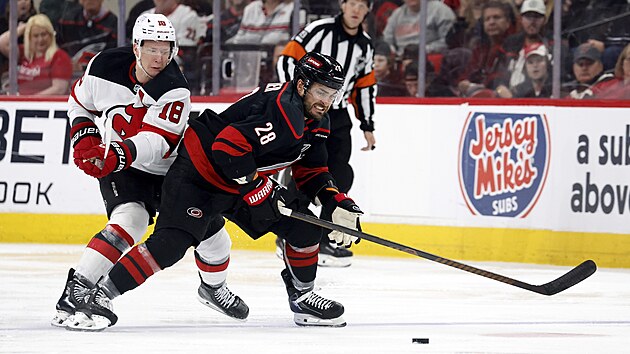 William Carrier drží puk před Ondřejem Palátem.