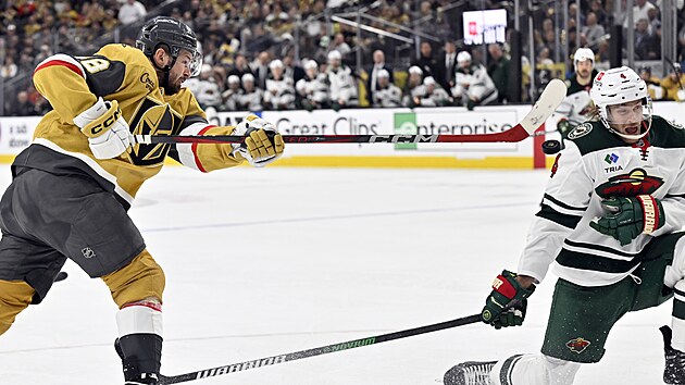 Tomáš Hertl střílí, nebezpečně mu do rány kleká Jon Merrill.