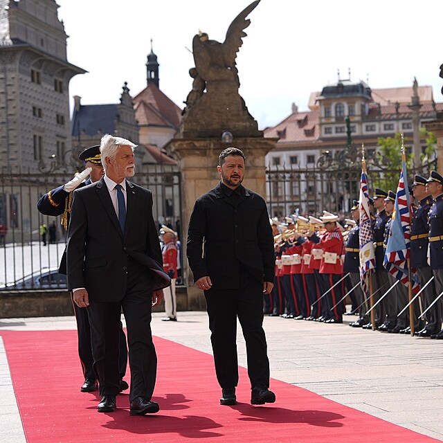 Ukrajinský prezident Volodymyr Zelenskyj je po necelých dvou letech znovu na návštěvě Česka. Na Pražském hradě ho přivítal jeho protějšek Petr Pavel s manželkou Evou. (4. května 2025)